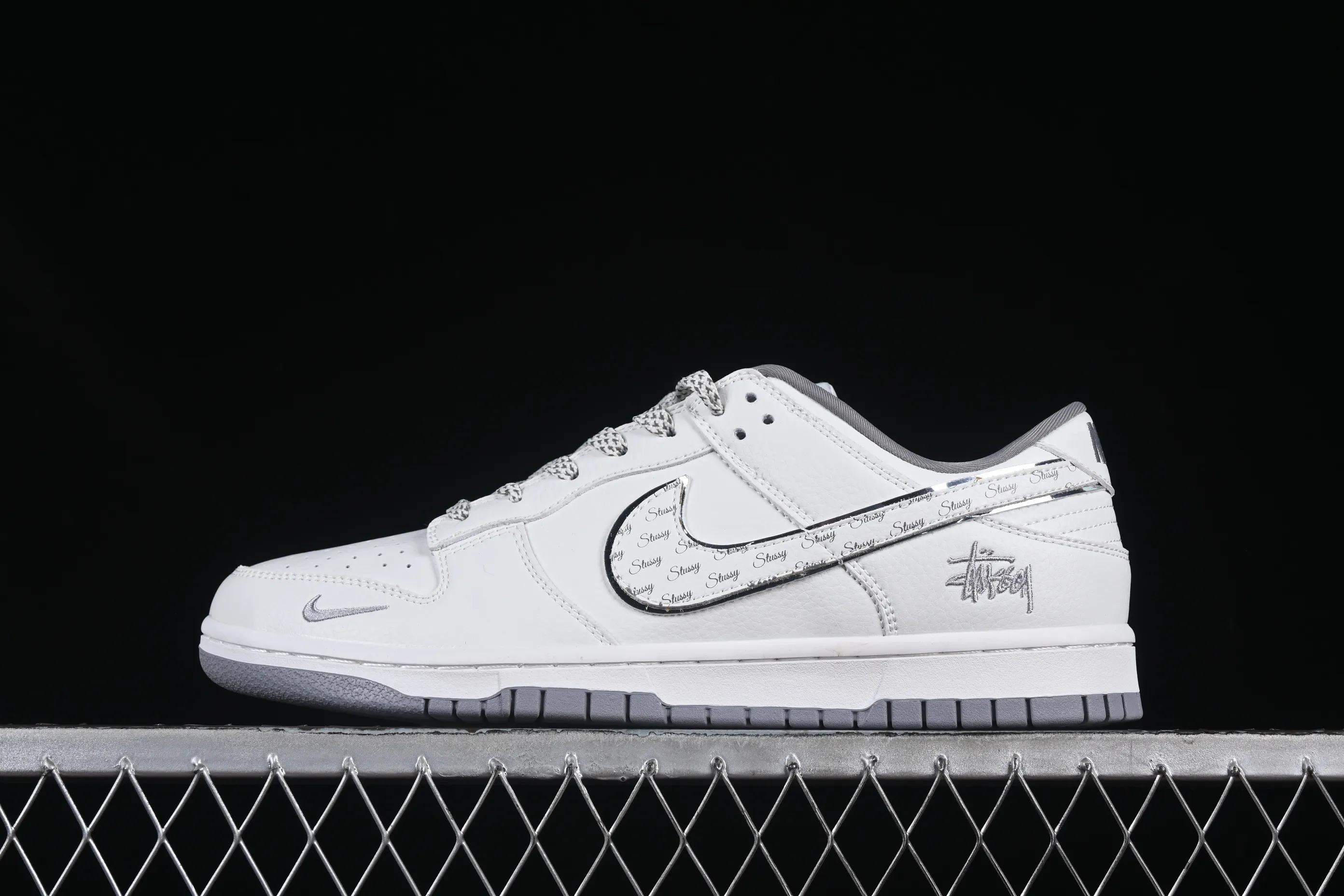 All Categories Nk SB Dunk Series Nk SB Dunk Low High-end Customized Low-top Shoes Nike SB Dunk Low Stussy Series Subtitle White Hook Anniversary High-end Customized Low-top Casual Shoes CS1688-103